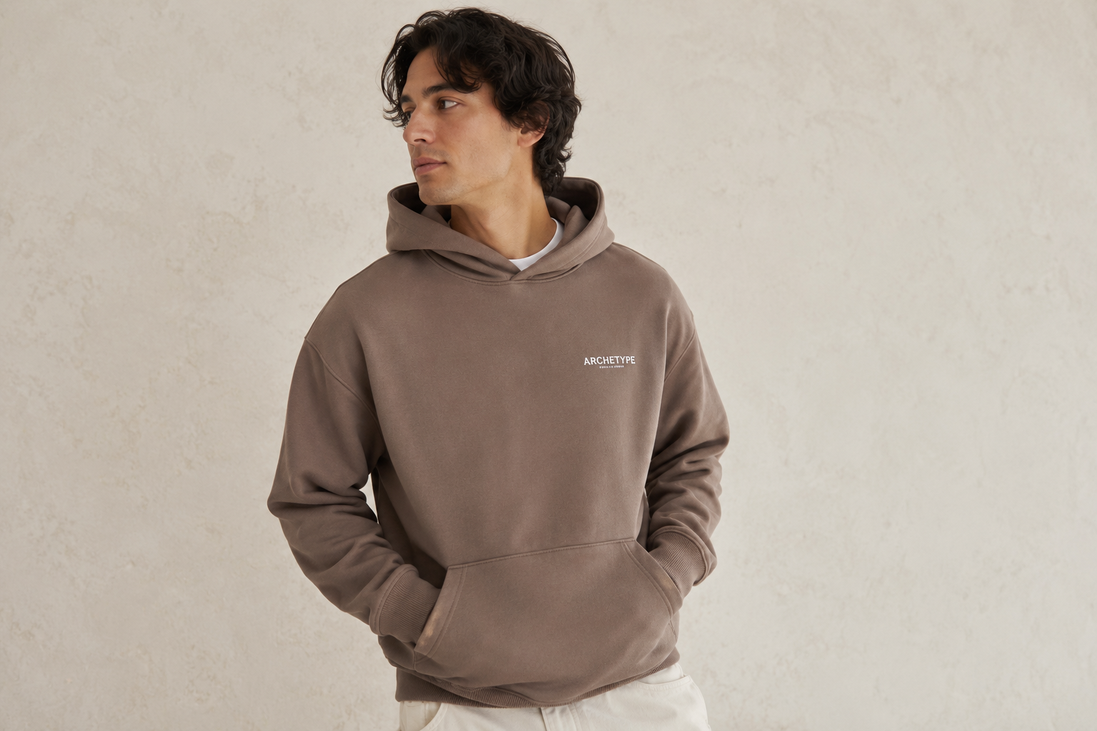 Model draagt een hoodie tegen een neutrale achtergrond
